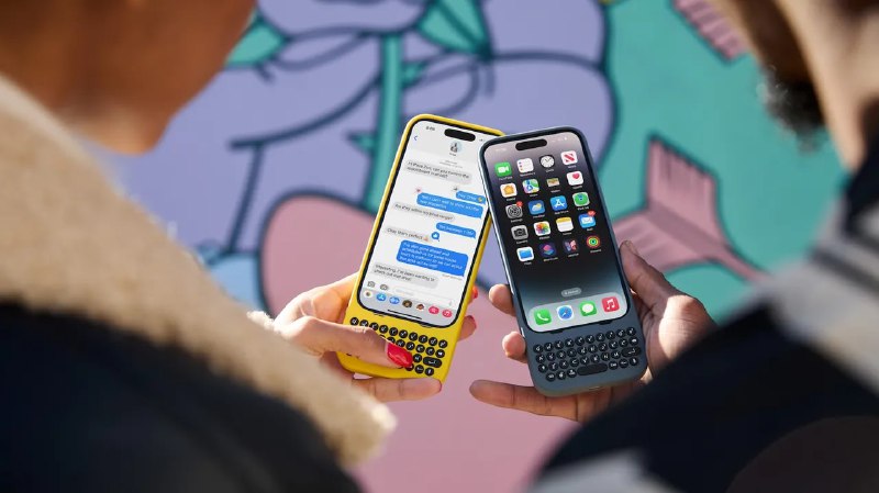 #iPhone⌨为你的 iPhone 加装键盘近日，一家名为「Clicks Technology」的公司发布了一款为 iPhone 准备的实体全键盘手机壳，适用于 iPhone 14 Pro、iPhone 15 Pro&Pro Max根据官网参数，其重量为 62g~65g，起售价为 139 美元（约合 989 元人民币）